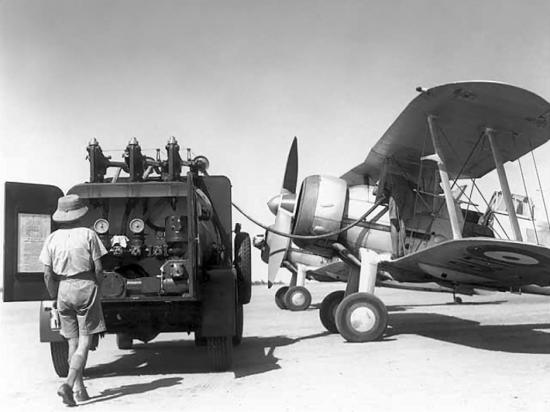 Le soulèvement irakien contre les Britanniques en 1941 Gladiator-refueling